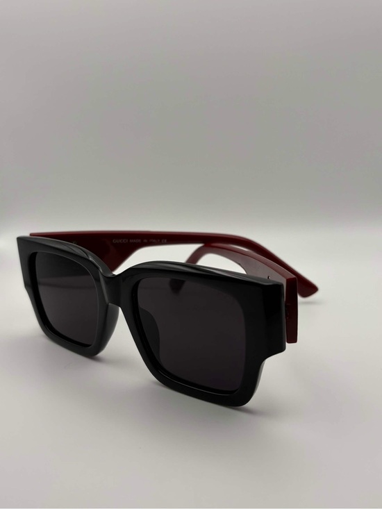 Gucci Black Front Red Temples Sunglasses with Gold GG Excellent Condition main image 6